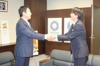 志尊淳、スポーツ庁を表敬訪問「生きているうちに入れるとは…」