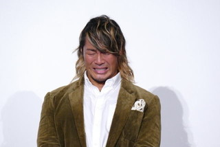 棚橋弘至、主演作「パパはわるものチャンピオン」舞台挨拶で“男泣き”！