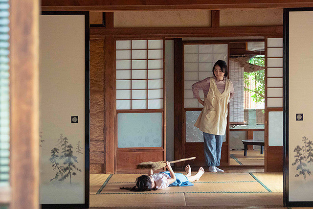 川島海荷主演、一本の箒を通して心を通わせる家族を描いたショートフィルムが全編配信 - 画像7