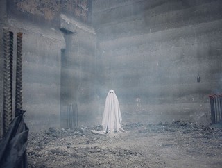 “シーツ姿の幽霊”ケイシー・アフレック×ルーニー・マーラ共演作 妻を見守る場面写真公開