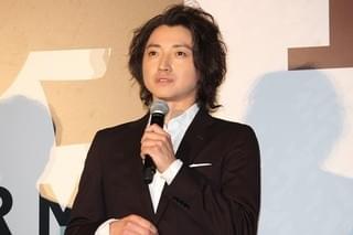 佐藤健、商売上手な“チャリ男”高橋一生の話術で財布のひも緩む！