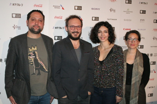 （左から）ラミン・マタン監督、俳優の デニズ・ジェリオウル、女優のエズギ・チェリキ、 プロデューサーのエミネ・ユルドゥルム