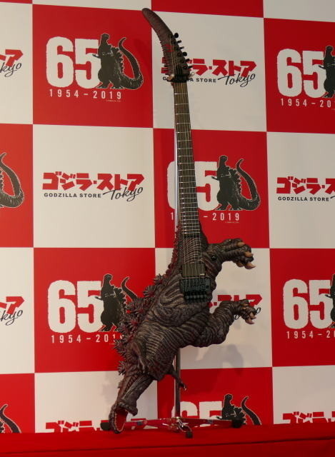製作に1年！ 高見沢俊彦が“同い年”ゴジラ・ギターを披露「武道館で弾く」宣言 - 画像2