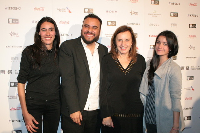 （左から）プロデューサーのアンドレア・トカ、 マルセリーノ ・イスラス・エルナンデス監督、 女優のベロニカ・ランガー、プロデューサーの ダニエラ・レイバ・ベセラ・アコスタ