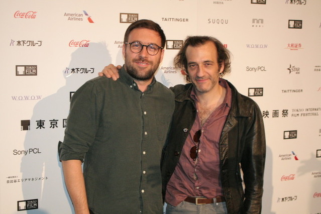 マキシム・ジルー監督（左）と 俳優のマルタン・デュブレイユ