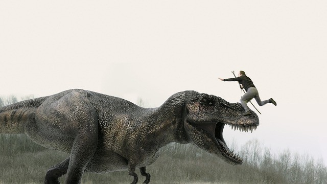 巨大ザメが牙をむく“恐竜時代”へGO！　「シャークネード」新作、本編映像入手