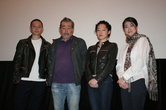 （左から）近浦啓監督、藤竜也、赤坂沙世、松本紀保