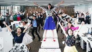 注目女優・三吉彩花がオフィスで歌って踊る！矢口史靖監督作「ダンスウィズミー」超特報披露
