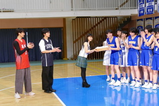 土屋太鳳、強豪女子バスケ部とのフリースロー対決で“完敗”