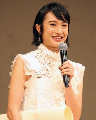 舘ひろし、ブルーリボン賞で“愛娘”新垣結衣と歓喜のハグで再共演を約束