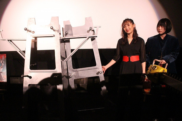 浅川梨奈、腹部を共演者の頭が貫く 主演作公開初日になぜか“人体貫通イリュージョン” - 画像3