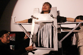 浅川梨奈、腹部を共演者の頭が貫く 主演作公開初日になぜか“人体貫通イリュージョン”