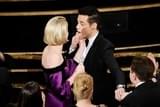 キスをかわしたラミ・マレックとルーシー・ボーイントン