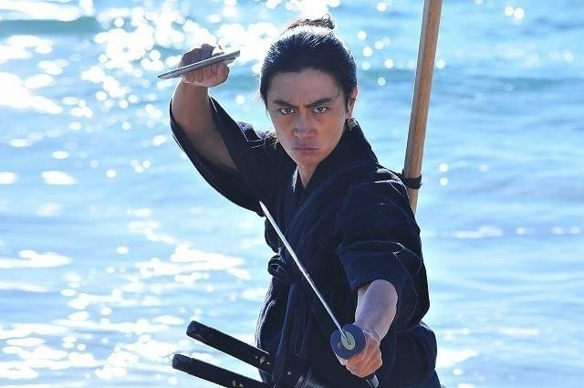 “武蔵”細田善彦＆“小次郎”松平健の姿公開！孤高の剣豪描く「武蔵」ポスター＆場面写真 - 画像1