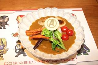 「アベンジャーズ」アイコンがあしらわれたカレー「アベンジャーズ エンドゲーム」