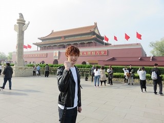 「少年たち」中国で熱烈歓迎！ 「SixTONES」ジェシーが北京語でファンを魅了