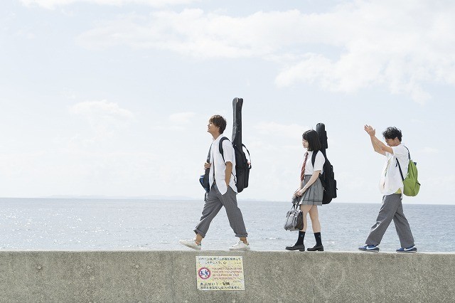 “2つの国”が存在する沖縄のリアルを描出　佐野勇斗主演「小さな恋のうた」本予告完成