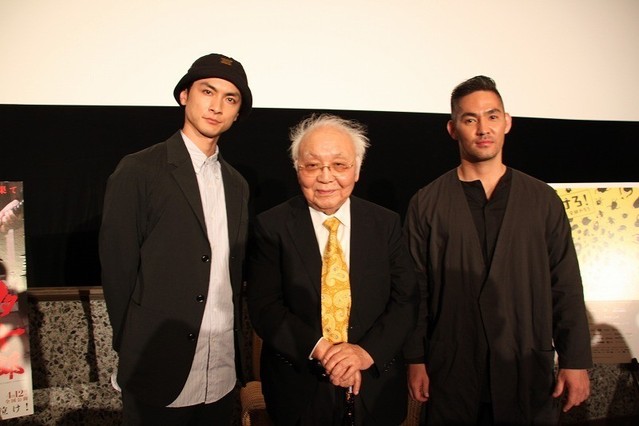 舞台挨拶に立った（左から） 高良健吾、中島貞夫監督、中孝介