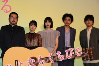 小松菜奈＆門脇麦、渋谷のカラオケボックスでギターの共同練習