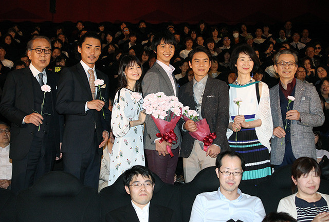 水谷豊、「轢き逃げ」で大役果たした主演2人に感謝の花束「本当によくやってくれた」