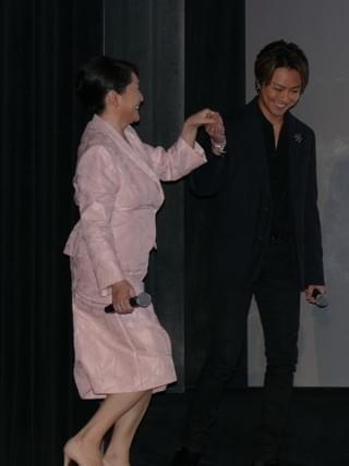 TAKAHIRO、母親演じた松坂慶子にカーネーション「これからもお母さんと呼ばせて」