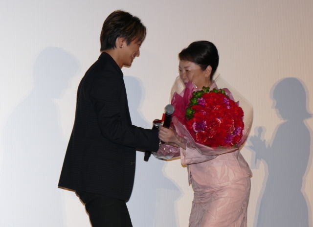 TAKAHIRO、母親演じた松坂慶子にカーネーション「これからもお母さんと呼ばせて」 - 画像7
