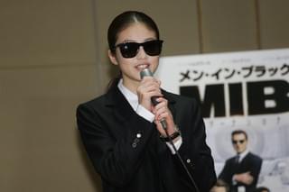 今田美桜、特注スーツ身にまとい堂々のアフレコ披露