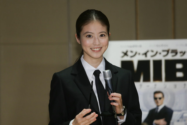 今田美桜、特注スーツ身にまとい堂々のアフレコ披露 - 画像4