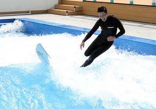 吉沢悠、サーフィン歴23年の腕前を披露「鍛えた背筋を見てほしい」