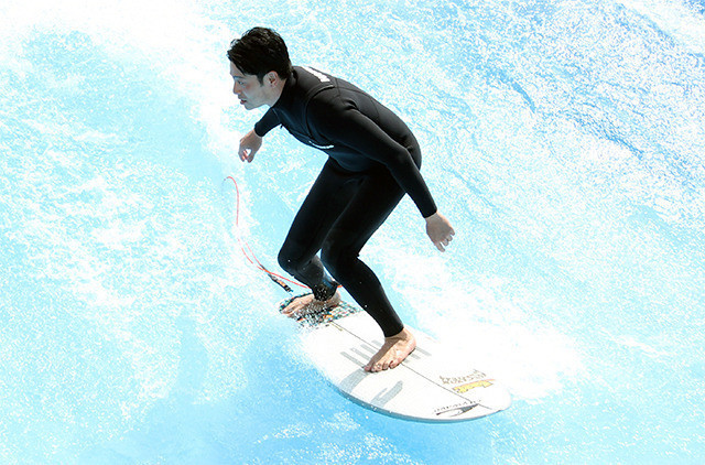 吉沢悠、サーフィン歴23年の腕前を披露「鍛えた背筋を見てほしい」 - 画像2
