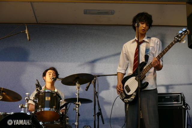 佐野勇斗ら「小さな恋のうたバンド」が歌舞伎町でバンド演奏、ファン1500人を魅了 - 画像3