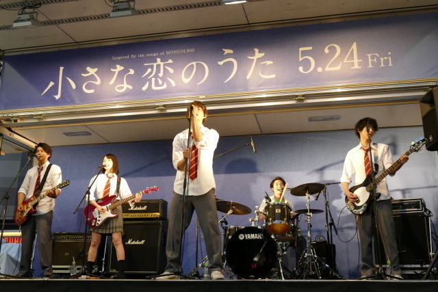 佐野勇斗ら「小さな恋のうたバンド」が歌舞伎町でバンド演奏、ファン1500人を魅了 - 画像7