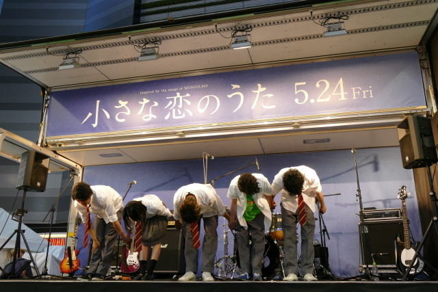 佐野勇斗ら「小さな恋のうたバンド」が歌舞伎町でバンド演奏、ファン1500人を魅了 - 画像8