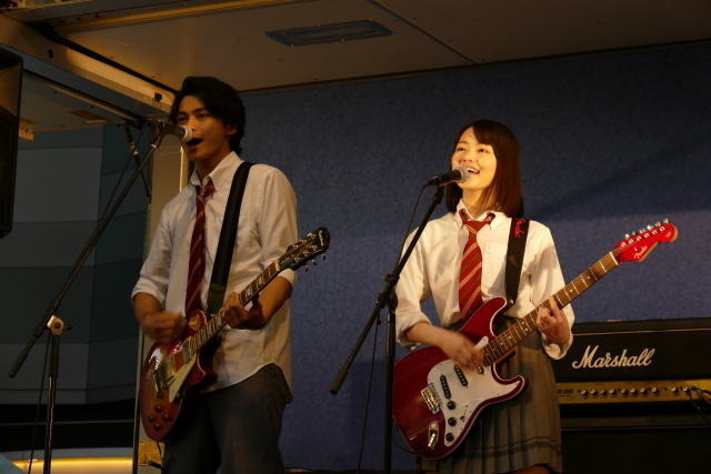 佐野勇斗ら「小さな恋のうたバンド」が歌舞伎町でバンド演奏、ファン1500人を魅了 - 画像4