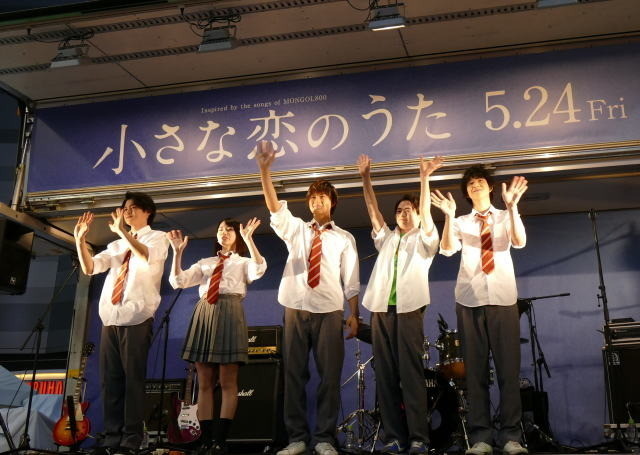 佐野勇斗ら「小さな恋のうたバンド」が歌舞伎町でバンド演奏、ファン1500人を魅了