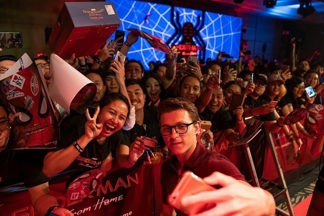 トム・ホランド、珍しいメガネ姿披露！「スパイダーマン」新作、バリ島でファンイベント開催 - 画像4