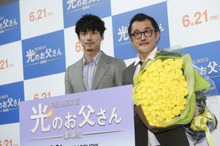 坂口健太郎、“父”吉田鋼太郎にネクタイ＆黄色いバラをプレゼント！