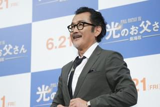 坂口健太郎、“父”吉田鋼太郎にネクタイ＆黄色いバラをプレゼント！