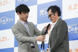 坂口健太郎、“父”吉田鋼太郎にネクタイ＆黄色いバラをプレゼント！