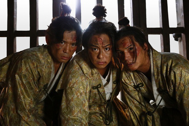 “ちょんまげ”TAKAHIROの魅力満載！ 命がけの嘘つき合戦描く「3人の信長」場面写真公開