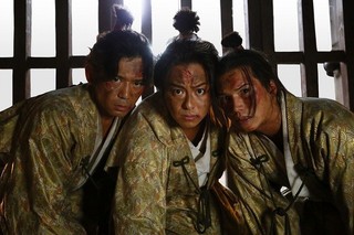 “ちょんまげ”TAKAHIROの魅力満載！ 命がけの嘘つき合戦描く「3人の信長」場面写真公開