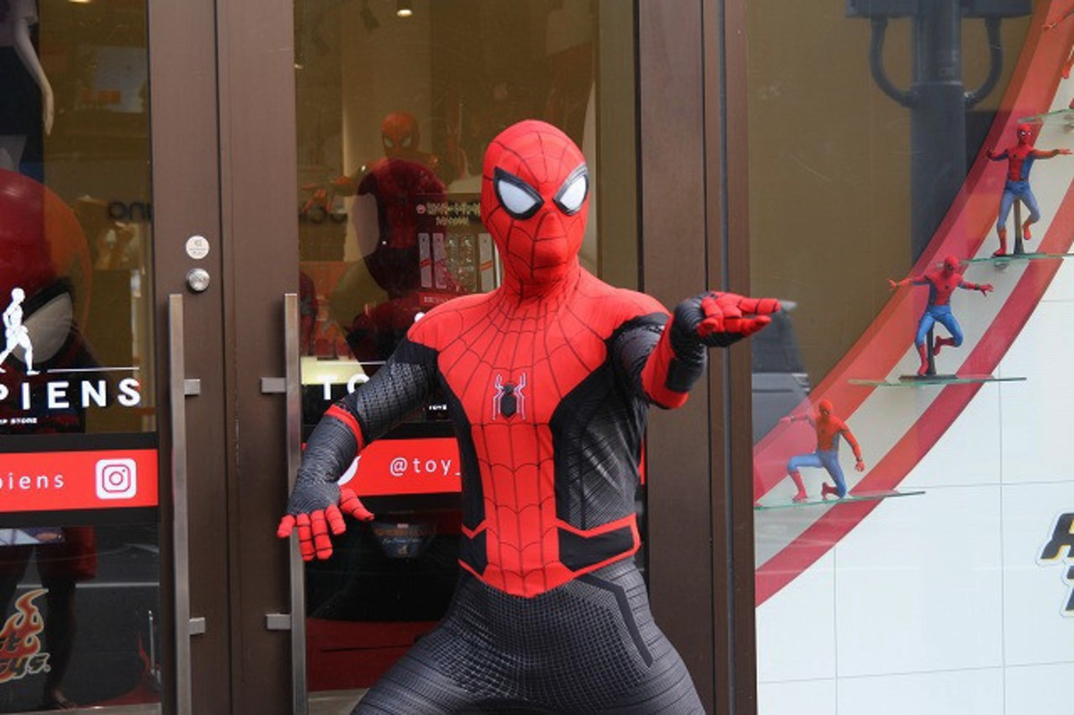 スパイダーマン」ストアが原宿にオープン！ 世界で1つのミステリオ衣装
