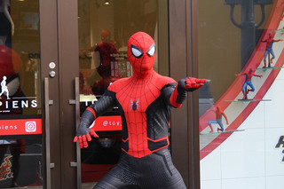 「スパイダーマン」ストアが原宿にオープン！　世界で1つのミステリオ衣装を世界最速展示