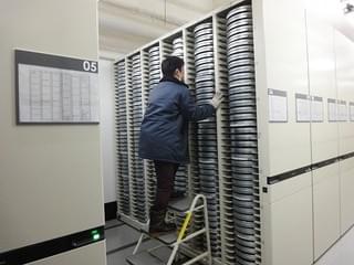 フィルムの出入庫を行う隈元さん「2001年宇宙の旅」