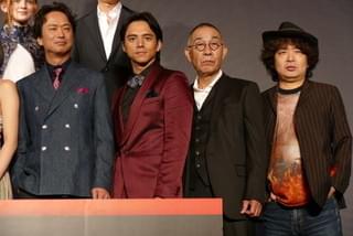 園子温監督(右)も出席「愛なき森で叫べ」