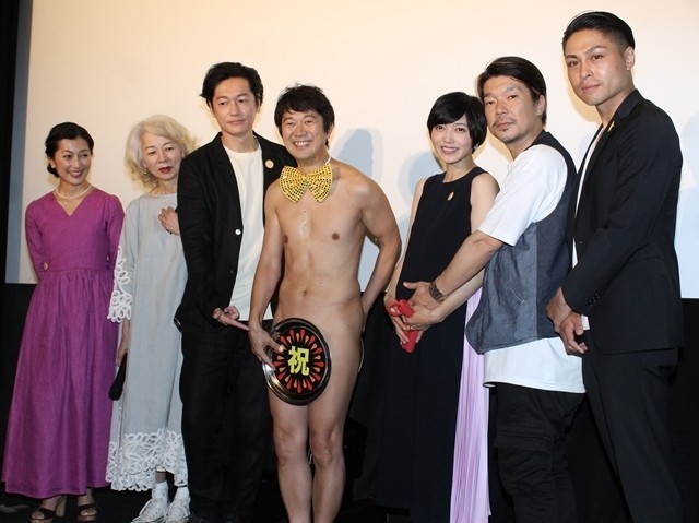 大橋彰、アキラ100％に戻って遠藤久美子の第二子妊娠を全裸お盆芸で祝福 - 画像3
