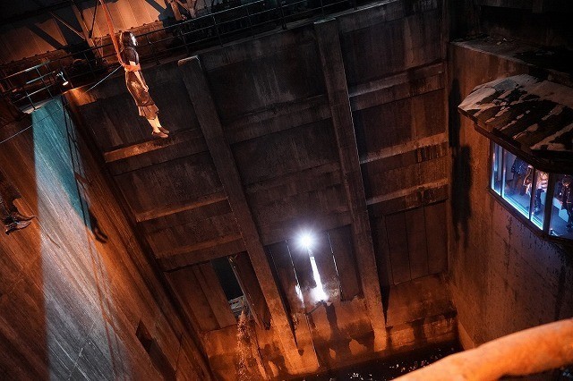 玉城ティナ、20メートル以上の高さで宙吊りに！「ダイナー」衝撃の場面写真 - 画像2
