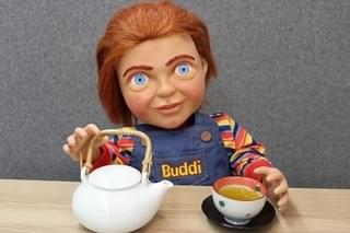 チャッキーが茶器を購入「チャイルド・プレイ」