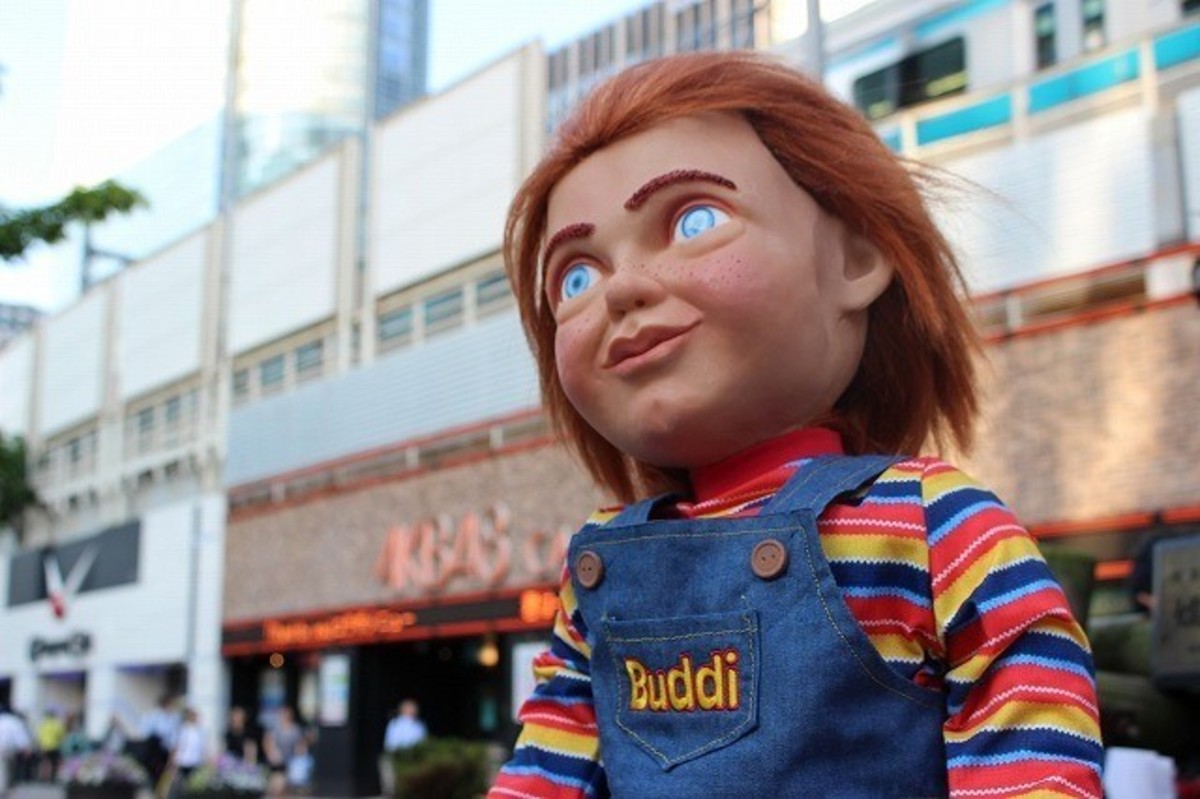 チャイルド プレイ バディ人形のチャッキーが 来日 人形焼 金物屋 最新ai家電にご満悦 映画ニュース 映画 Com