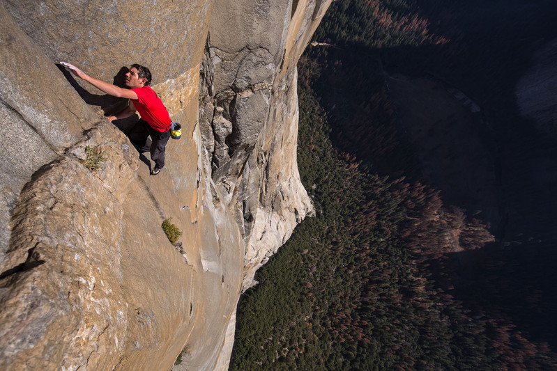 世界屈指の断崖絶壁を生死をかけて登る…オスカー受賞ドキュメント「フリーソロ」予告編